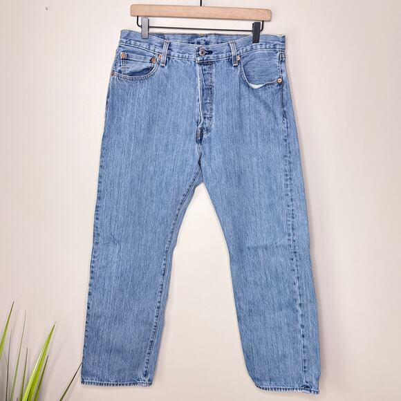 Levi's 501 Original Fit Men's Jeans 35x30 Medium Stonewash No Stretch Button Fly - Picture 1 of 7